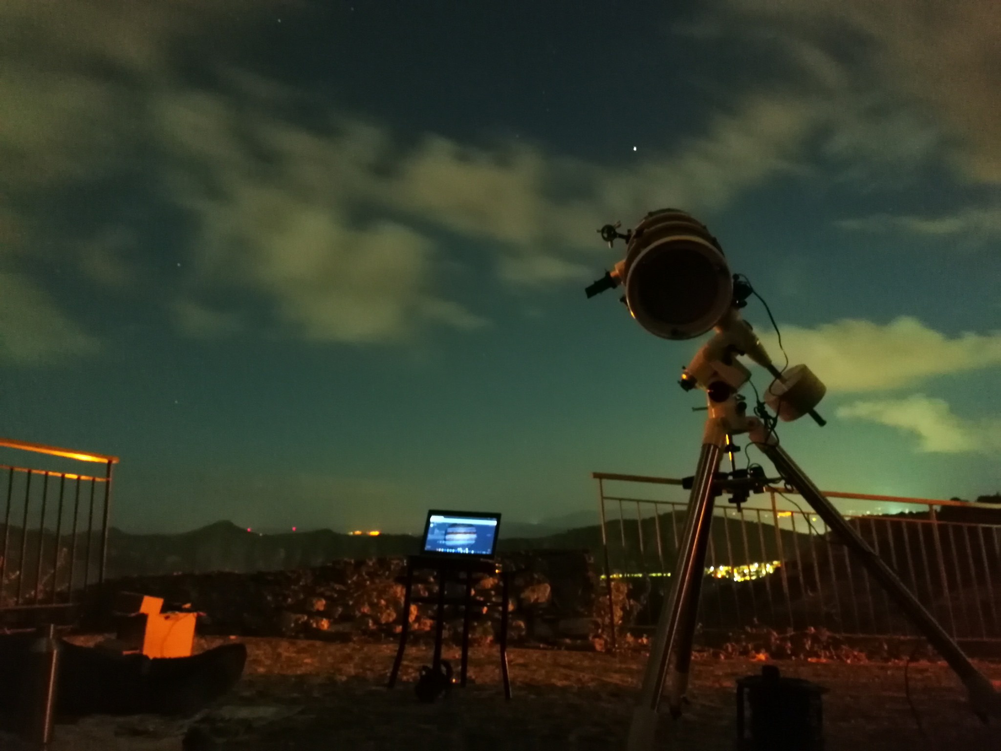 Telescopio puntato verso il cielo notturno