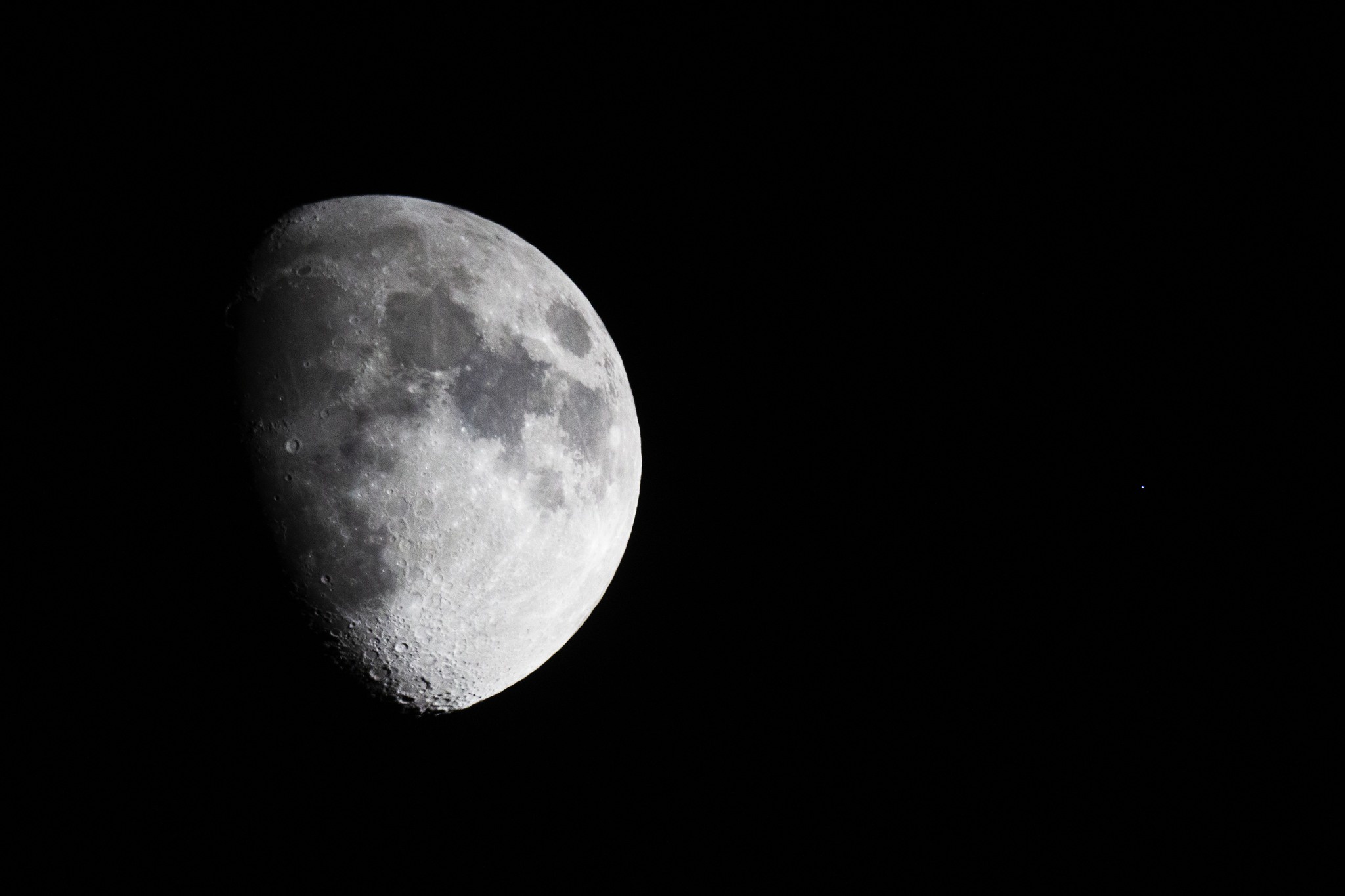 Bambini che imparano l'astronomia